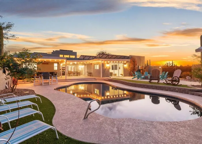 Private Luxury Gem W/ Pool & Near Mt. Lemmon! Holiday home Tucson