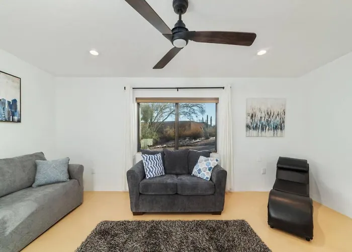 Private Luxury Gem W/ Pool & Near Mt. Lemmon! Holiday home