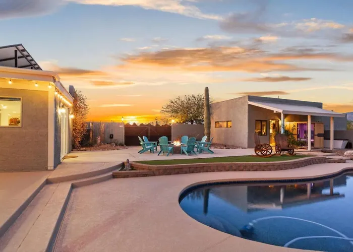 Private Luxury Gem W/ Pool & Near Mt. Lemmon! Holiday home Tucson