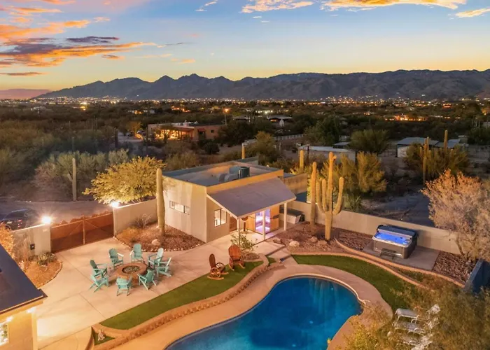 Private Luxury Gem W/ Pool & Near Mt. Lemmon! Holiday home Tucson
